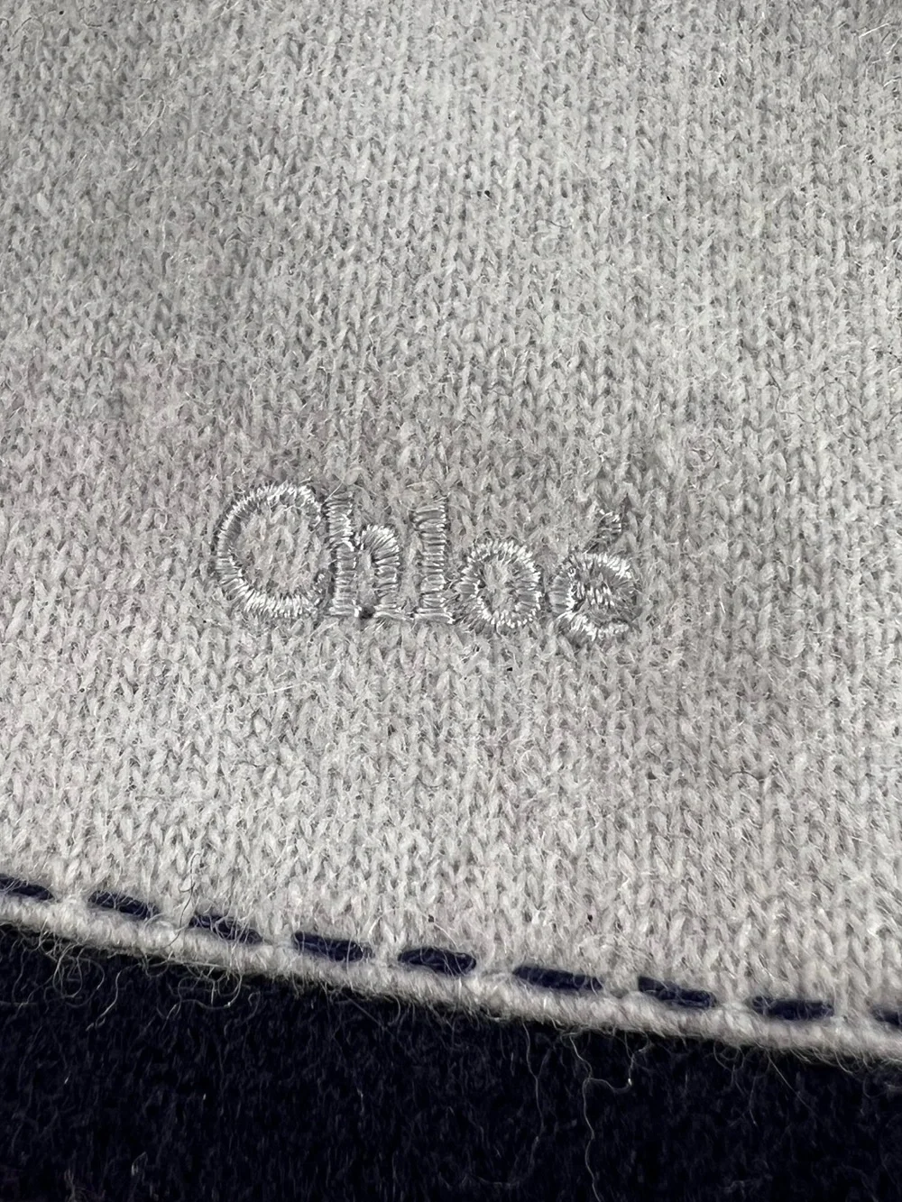 6005: Chloé Gray Knit Gloves Navy Trim Estimated Women’s Medium